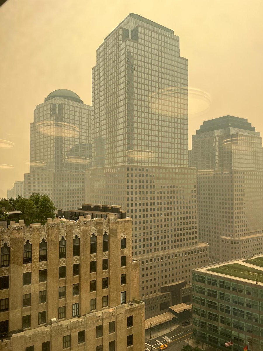 HoaMattaliano's tweet photo. Smoke seen from distance from Canada wildfires June 7 2023 in New York City. https://t.co/hEQf7LdXdq