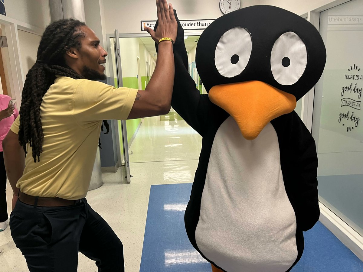 💫 Our students had a surprise visitor today! Check out the smilies when JiJi the ST Math Penguin stopped by to celebrate the success of students and their love of Math! ❤️ 🐧 📖