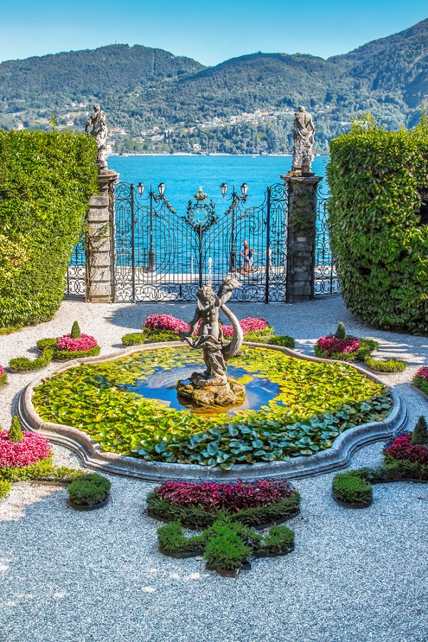 blogciaotutti's tweet photo. Komt de cover van #Atlas - het laatste deel van De Zeven Zussen-reeks - je bekend voor? Het beeld dat je ziet, staat in de tuin van Villa Carlotta aan het #Comomeer > https://t.co/4LdAHXKRTF
#dezevenzussen #lucindariley #italie https://t.co/8XK8a5JfAv