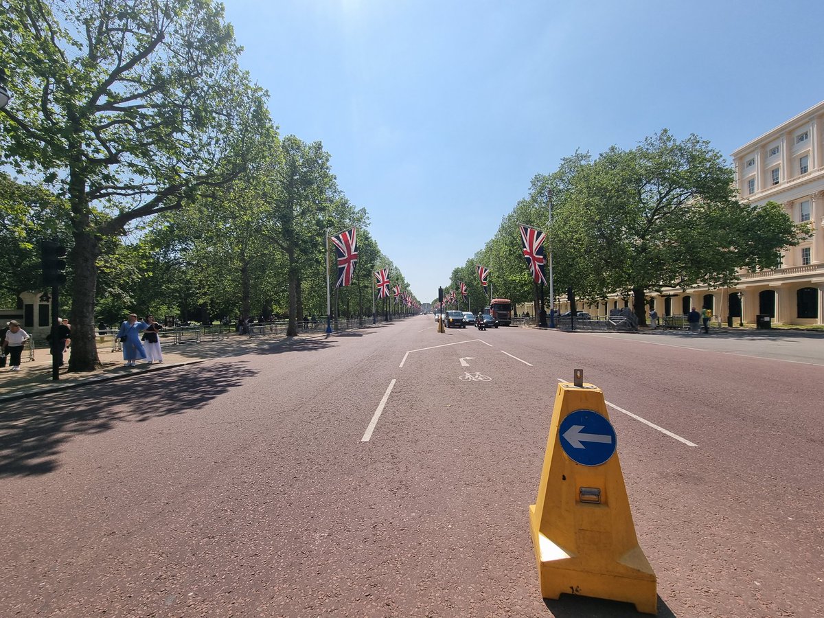 NicHawkey's tweet photo. Had a lovely day in London today and my, the Mall was looking glorious! Had a meeting at the Institute for Government and then walked back to the office in the sunshine! #London #SummerInTheCity https://t.co/rOhwT2M01X