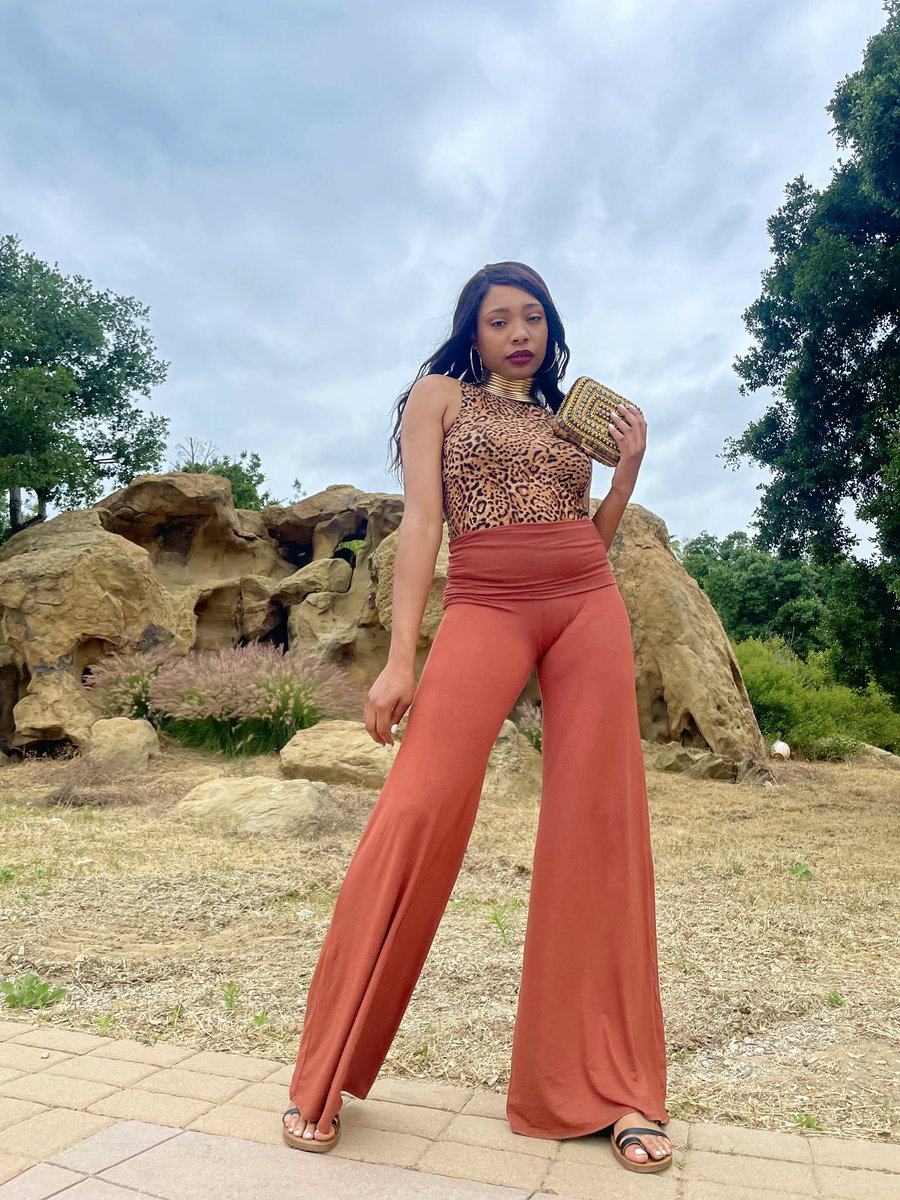 intheindies's tweet photo. Dessert 🍮 or desert 🏜️ I’m dressed for any weather . I am in love with my wide leg Evelyn pants from @alloyapparel https://t.co/BOUp90vDsw