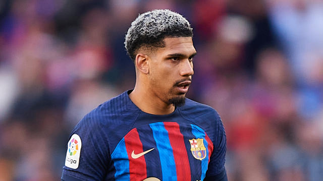 FCBRobles1899's tweet photo. Araujo rechazó una oferta de 11 millones de euros de Manchester United y renovó con el Barca por 4 millones de euros, le ordenó a su agente que solo acepten la oferta del Barca.
"Quién dude de jugar en el Barca, no nos sirve" https://t.co/LLVlkG2xqU