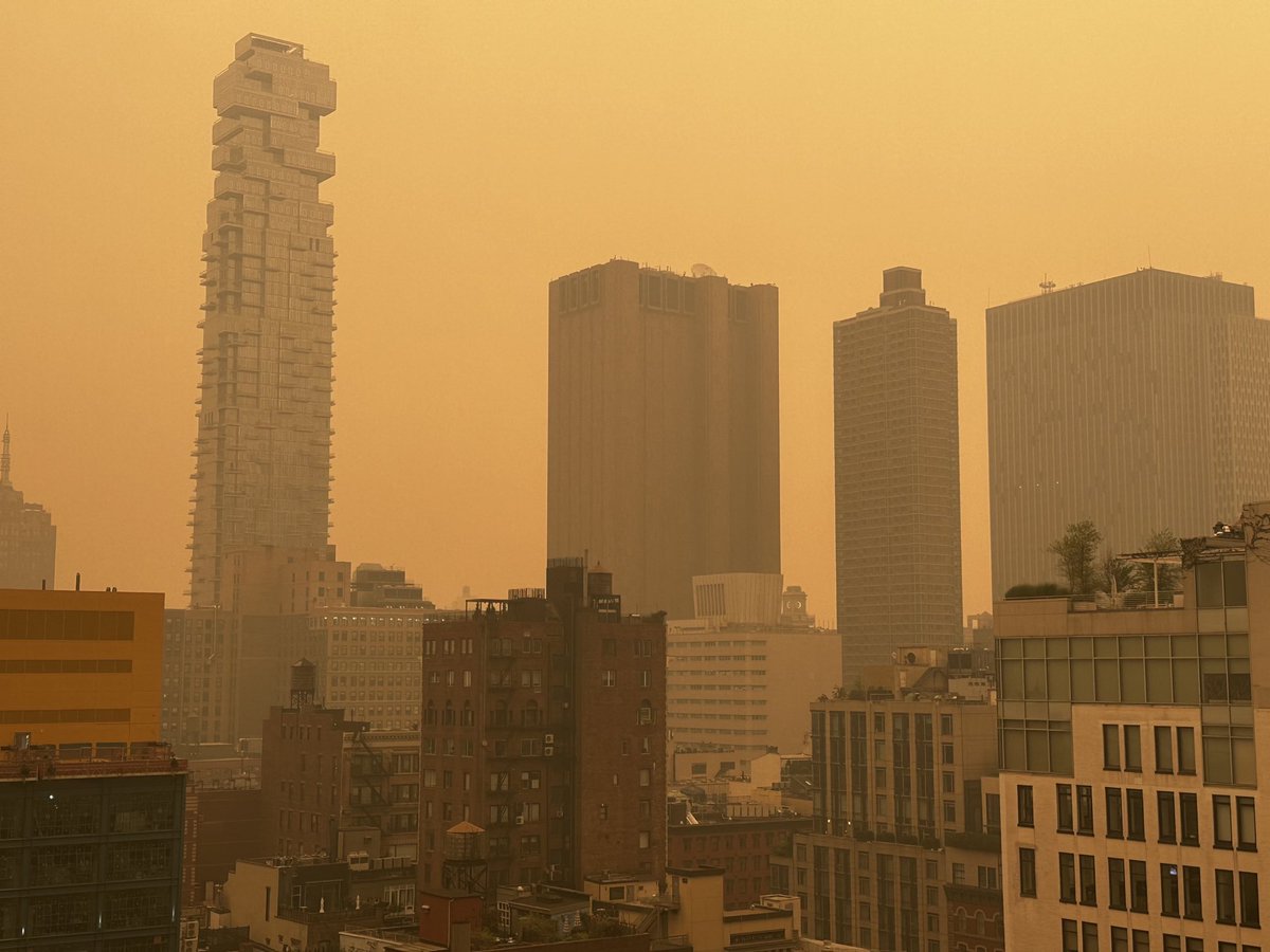 Smoky #Newyork looks like as if it’s bleeding. #canadawildfiresmoke #nyc