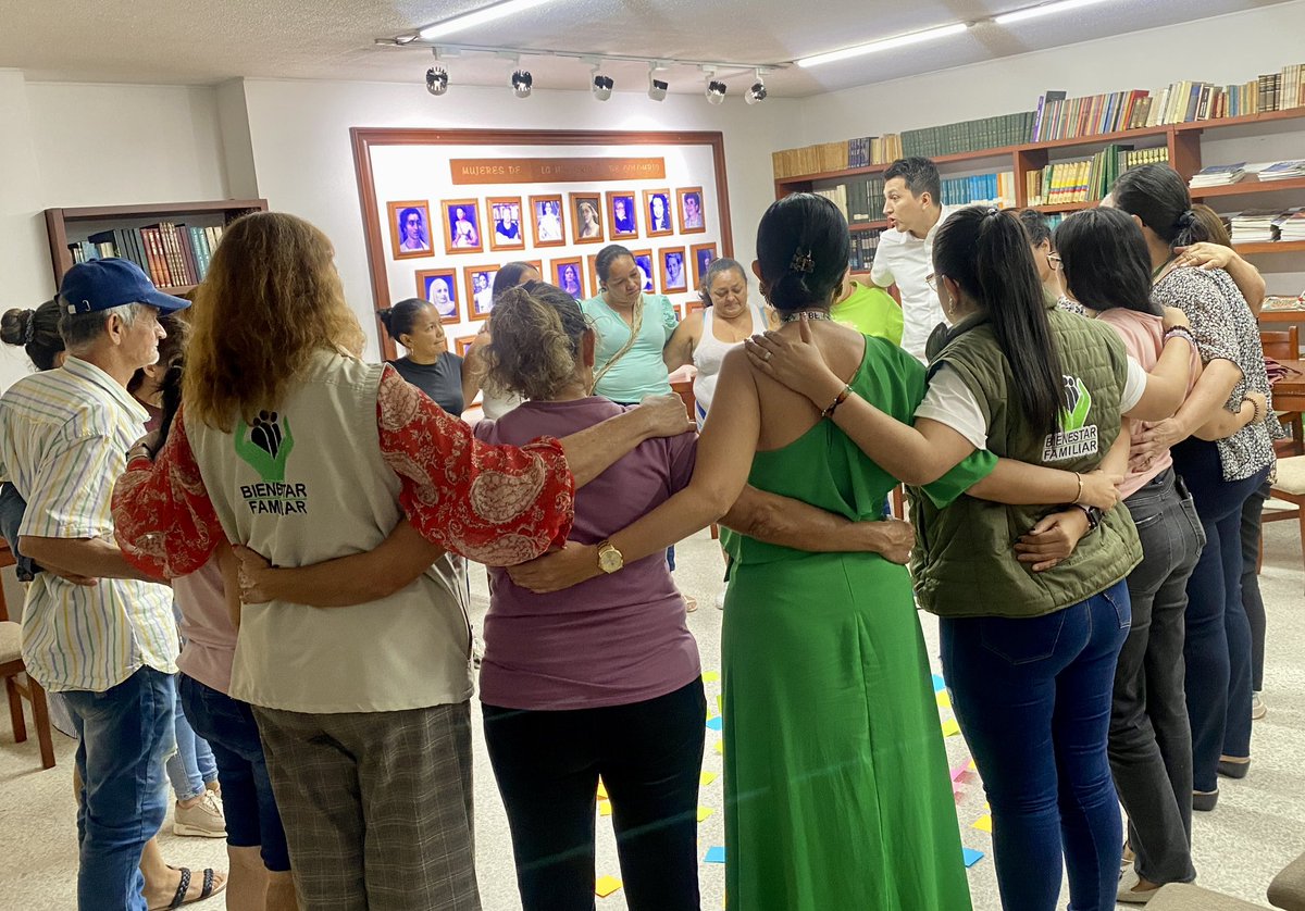 MarthaTopi's tweet photo. En visita a 📍#Santander, la subdirectora de Responsabilidad Penal del @ICBFColombia, Magally Macías, lidera un círculo de diálogo con madres y padres de los jóvenes vinculados al SRPA, escuchando percepciones y propuestas para una atención más humana en el CAE de #Piedecuesta. https://t.co/nKBS0qkCla