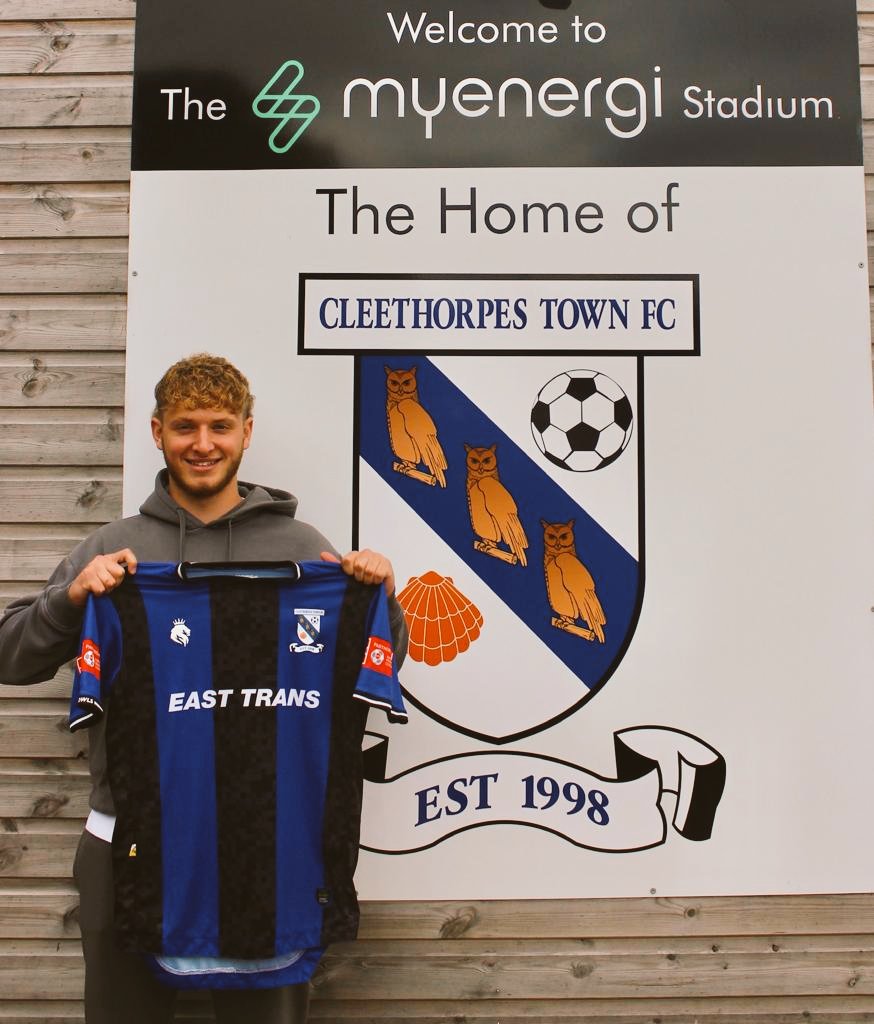CleeTownFC's tweet photo. 𝙃𝘼𝙍𝙍𝙔 𝙇𝙀𝙒𝙄𝙎 𝙎𝙄𝙂𝙉𝙎!

We are excited to unveil the former @SUFCOfficial midfielder as our latest recruit

Harry enjoyed a fruitful loan spell in the #PitchingInNPL Premier Division last season &amp; can look forward to a bright future!

Good luck, Harry!💙🖤

#uto🦉

1/3 https://t.co/kofWvAIUH2