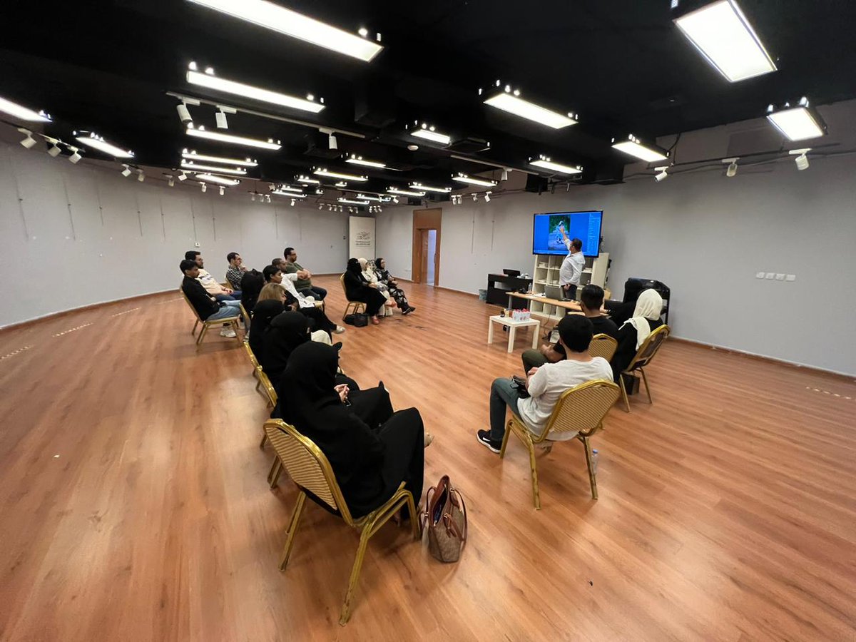 ضمن أنشطة لجنة التصوير الضوئي ⁧#الثلوثية⁩📸  
قدم الفوتوغرافي #عمر_النهدي دورة اساسيات الكاميرا راو 
⁧#جمعية_الثقافة_والفنون_بجدة⁩