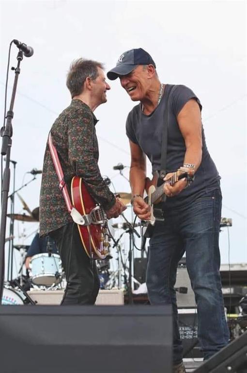serquara's tweet photo. Two great legendary guitarists of The E Street Band Bruce Springsteen @springsteen and Garry Tallent @gwtallent https://t.co/THtvByutwT