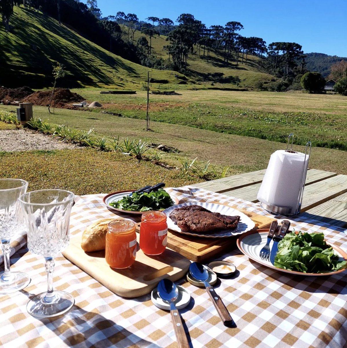 AffinityRV's tweet photo. Disconnect from the hustle and bustle, reconnect with nature and each other, share laughter and delicious bites in your RV picnic haven 🌳🧺 
What is your favorite meal to make while RV'ing? 

PC: vivendonossodestino https://t.co/2YcGf0X1J5