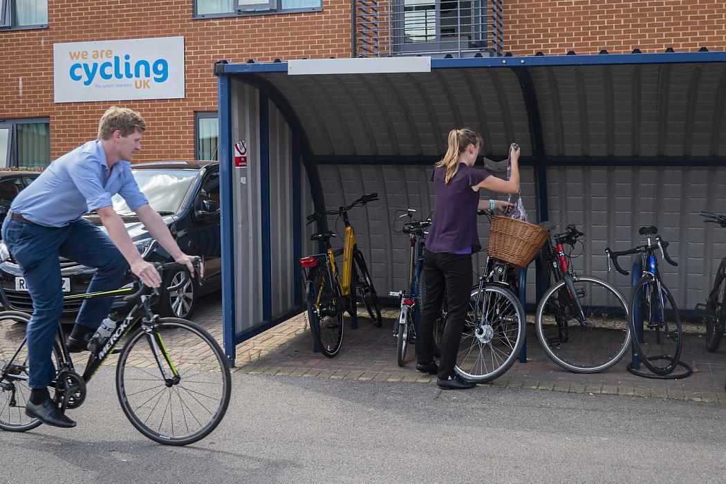 WeAreCyclingUK's tweet photo. Did you know that commuting by bike is good for business? Not only does it create a happier, healthier workforce, it can reduce both absenteeism and a company's transport costs.💯
Share your ride photos to encourage more people to discover the benefits this #BikeWeek100! 📸👇 https://t.co/EQ5d1gsjlS