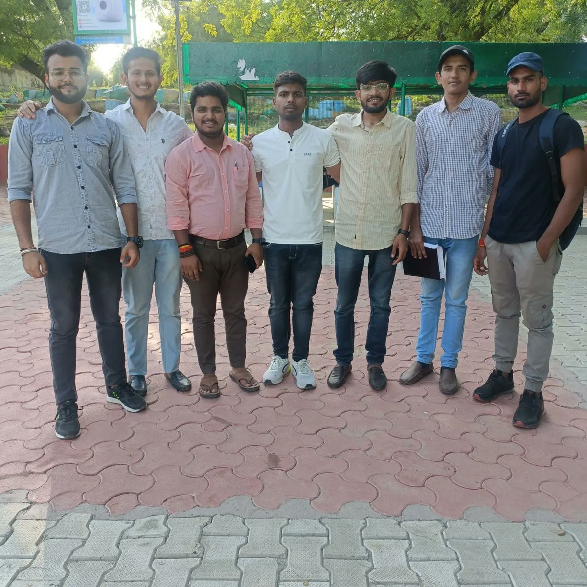 DineshBishnoi55's tweet photo. मोतीलाल नेहरू कॉलेज के भाइयों से एक बेहतरीन मुलाकात कर छोटे भाई, MLNC Nsui कॉलेज यूनिट Vice president गौरव से मिलकर जन्मदिन की शुभकामनाएं दी।
#motilalnehrucollege #mlnc #southcampus #delhiuniversity https://t.co/KPqwPtVtO2