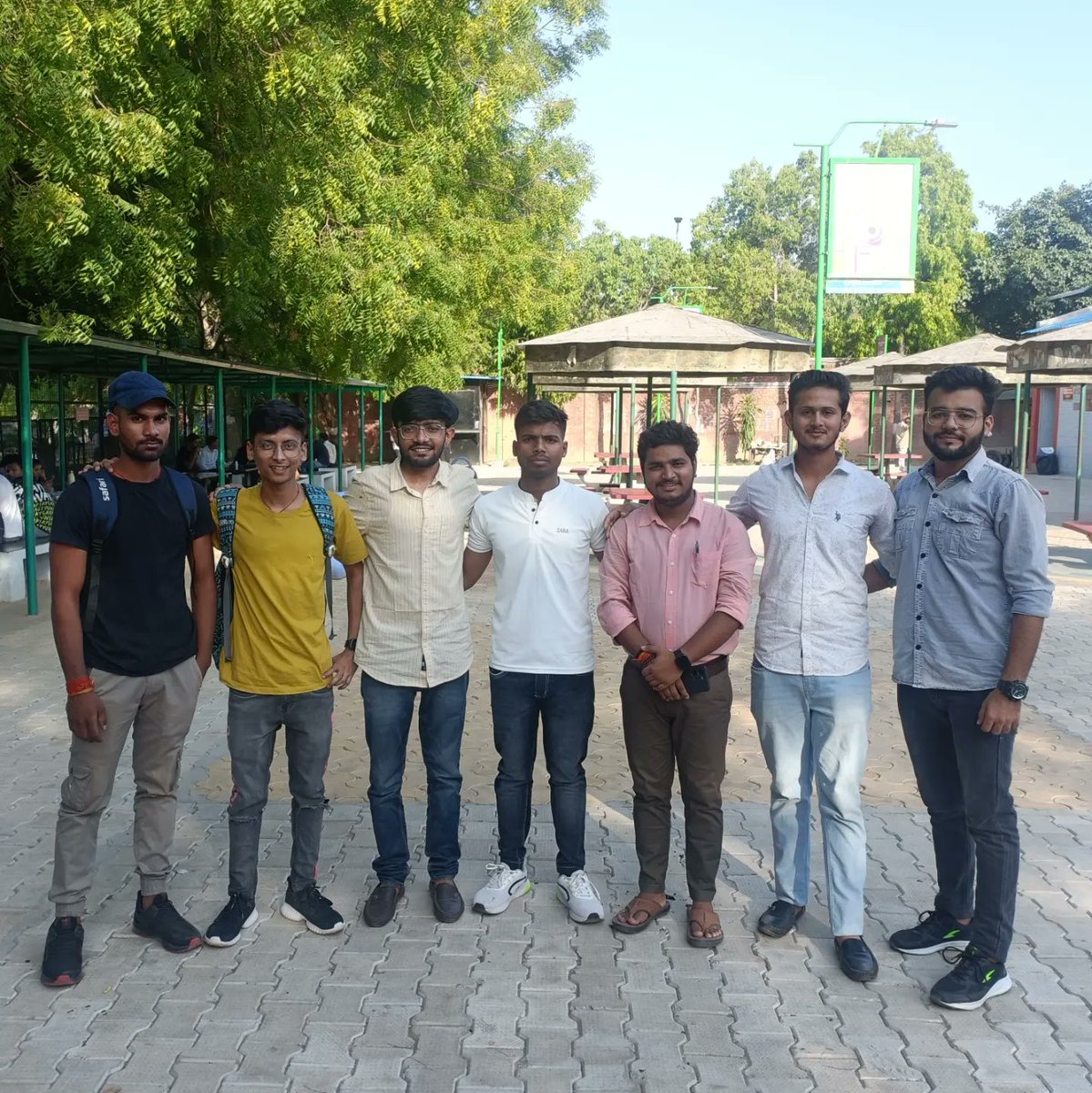 DineshBishnoi55's tweet photo. मोतीलाल नेहरू कॉलेज के भाइयों से एक बेहतरीन मुलाकात कर छोटे भाई, MLNC Nsui कॉलेज यूनिट Vice president गौरव से मिलकर जन्मदिन की शुभकामनाएं दी।
#motilalnehrucollege #mlnc #southcampus #delhiuniversity https://t.co/KPqwPtVtO2