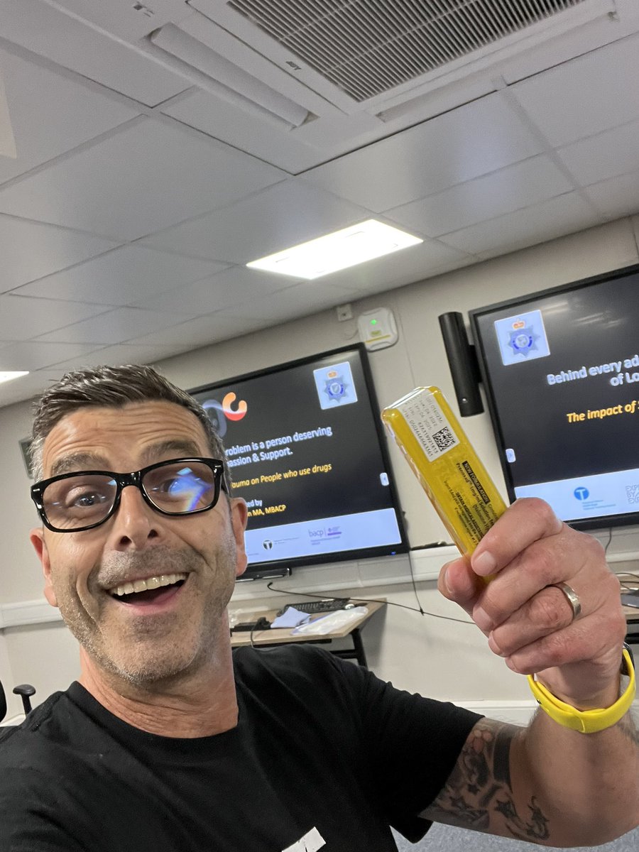 GBMC73's tweet photo. 🤓 #Mint day at @LincsPolice with some really receptive #cops 👮‍♂️

🤓 We discussed….

👉🏻 #Naloxone 
👉🏻 #Officer #Discretion
👉🏻 #Out of #court #disposals
👉🏻 #Trauma &amp; #ACE 
👉🏻 #NicePeopleTakeDrugs
👉🏻 #Preservation of #Life  
👉🏻 #Kindness 

🤓Thanks for having me today guys 🥰 https://t.co/U8b48LgcjH