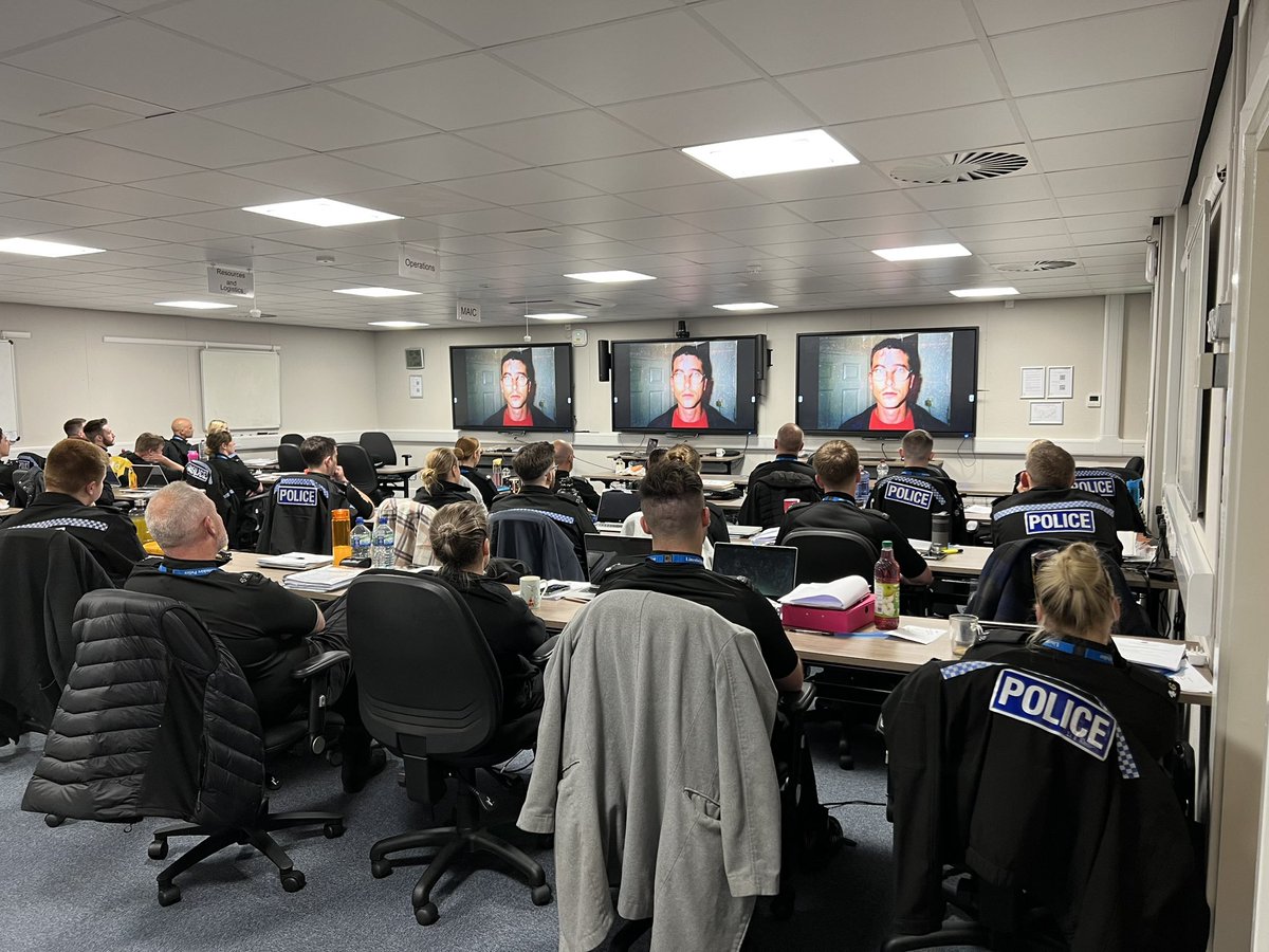 GBMC73's tweet photo. 🤓 #Mint day at @LincsPolice with some really receptive #cops 👮‍♂️

🤓 We discussed….

👉🏻 #Naloxone 
👉🏻 #Officer #Discretion
👉🏻 #Out of #court #disposals
👉🏻 #Trauma &amp; #ACE 
👉🏻 #NicePeopleTakeDrugs
👉🏻 #Preservation of #Life  
👉🏻 #Kindness 

🤓Thanks for having me today guys 🥰 https://t.co/U8b48LgcjH