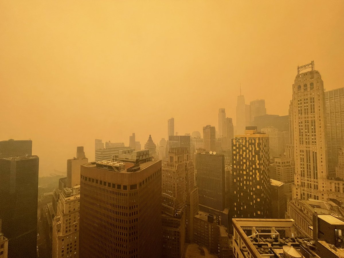 jschiizzy's tweet photo. Ummm…Lower Manhattan right now #AirQualityAlert https://t.co/fYWAXpYTJy