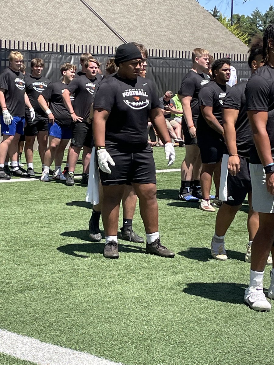 David_Tui70's tweet photo. Grateful for @BeaverFootball for letting us come out and ball out, same with other College students and athletes who came out and share their experiences with us. Had a blast learning and working on my form and skills. @Trnch_Warriors @unkoB https://t.co/rL4CmZlMH7