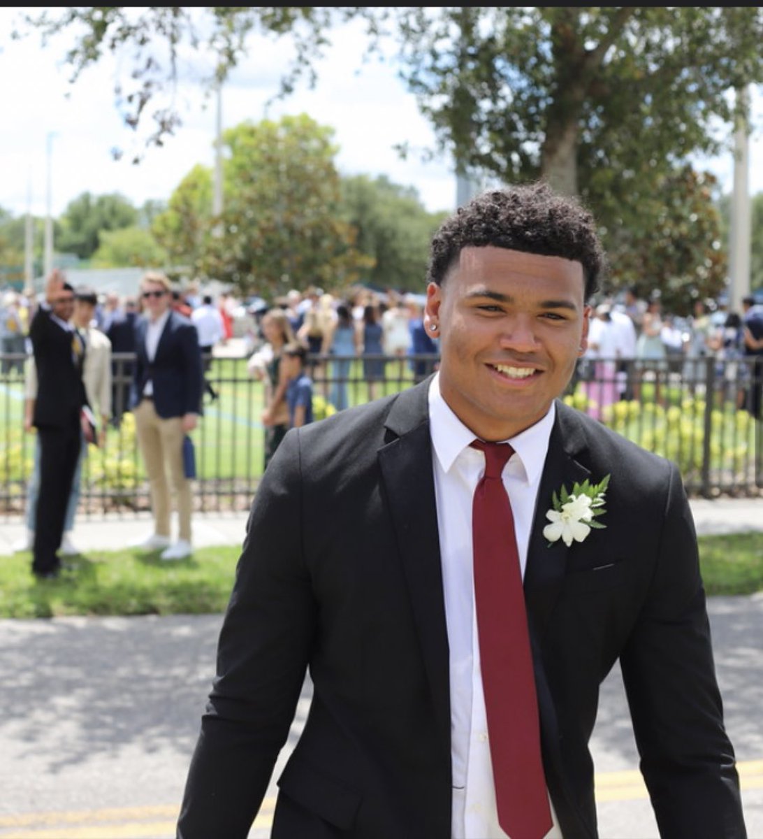 JaJakeeley's tweet photo. Keon came back home for his graduation last weekend ❤️🐘 https://t.co/B5sgvQHftH