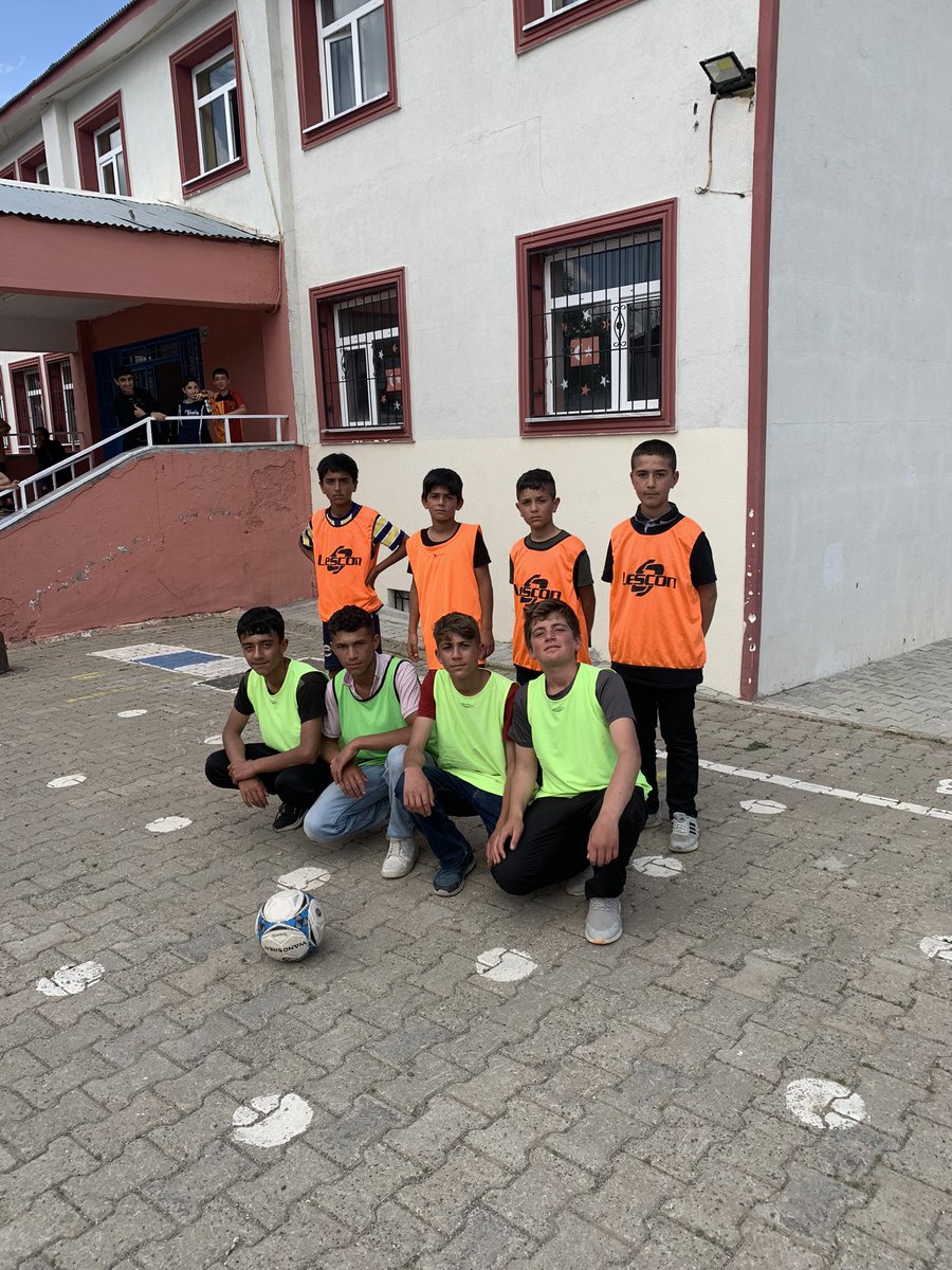 EmtagOrtaokulu's tweet photo. Futbol Turnuvamız Rakiplerini Geride Bırakan 8-A SINIFININ ŞAMPİYONLUĞU İle Sona Erdi.
 Katılım Sağlayan Büt��n Takımlarımıza Teşekkür Ederiz.
@denizgili 
@KonancBurak 
@Eda_KOYUNCU06 https://t.co/L8jkablfEp