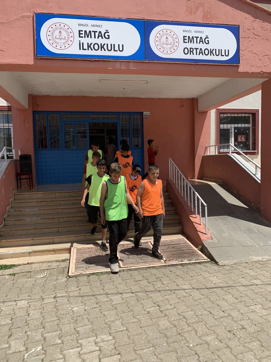 EmtagOrtaokulu's tweet photo. Futbol Turnuvamız Rakiplerini Geride Bırakan 8-A SINIFININ ŞAMPİYONLUĞU İle Sona Erdi.
 Katılım Sağlayan Büt��n Takımlarımıza Teşekkür Ederiz.
@denizgili 
@KonancBurak 
@Eda_KOYUNCU06 https://t.co/L8jkablfEp