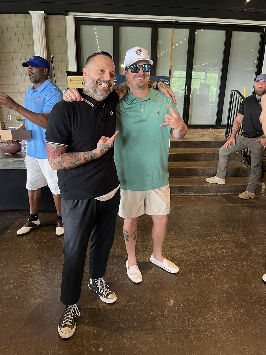 Two of our celebrities have arrived. 👏🏼👏🏼 
@blueoctober @HardyMusic 

#MusicCityCelebrityGolfTournament
Donate to Soles4Souls: 1029thebuzz.com/golf
