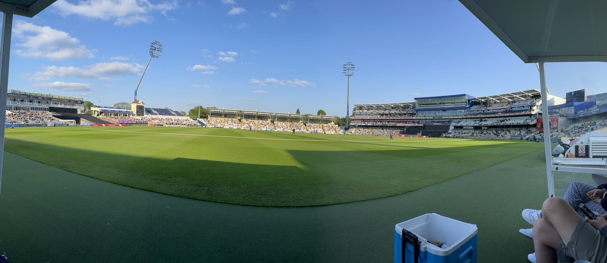 I guess Carling really do the best seats in the house <a href="/WarwickshireCCC/">Bears</a> #YouBears 🐻