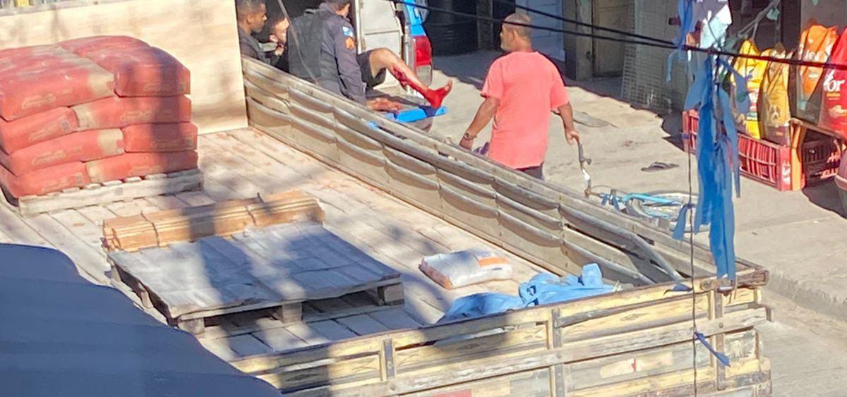 Baileholanda1's tweet photo. POLICIA MILITAR FAZ COVARDIA COM MORADORES DA NOVA HOLANDA EM PLENA LUZ DO DIA, O MLK TOMOU 2 TIROS NA PERNA SEM FAZER NADA..   SEM CONTAR QUE ENTRARAM NO VELÓRIO DOS AMIGOS SEM RESPEITO AS FAMÍLIAS E AGREDIRAM OS OUTROS, COMPARTILHEM E DENUNCIEM NOVA HOLANDA É LUGAR DE PAZ .. https://t.co/mq5gvVVhLV
