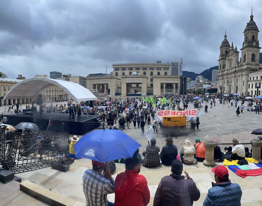 Así se encuentra la plaza de Bolívar a esta hora frente a la fracasada y escasa manifestación convocada por el guerrillero Petro. El pueblo ha despertado! El pueblo ya no come cuento ¡Las reformas se caerán!