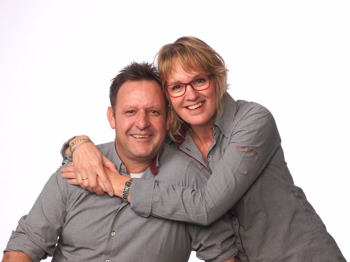 robbyssnacks's tweet photo. BREAKING NEWS…

Na 30 jaar is voor ons de tijd aangekomen het rustiger aan te gaan doen.

M.i.v 1 juli gaan we onze zaak overdragen aan Natalie, Ronald en Dean van Limbeek.
De fam. van Limbeek exploiteren al jaren   Cafetaria en Lunchroom Uit de Kunst Diepenheim 😃 https://t.co/qSYvCVeJOz