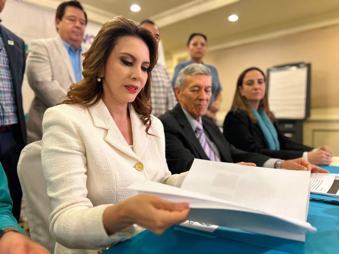 ZuryxGuate's tweet photo. ¡Mulet es un tramposo! 

Presentamos una denuncia contra Edmond Mulet por violar la Ley Electoral al pautar contenidos desde su página de Facebook y no desde la de su partido. Es una vergüenza que aspire a ser Presidente violando la ley.  #ZuryPresidente https://t.co/k23EZhEUnV