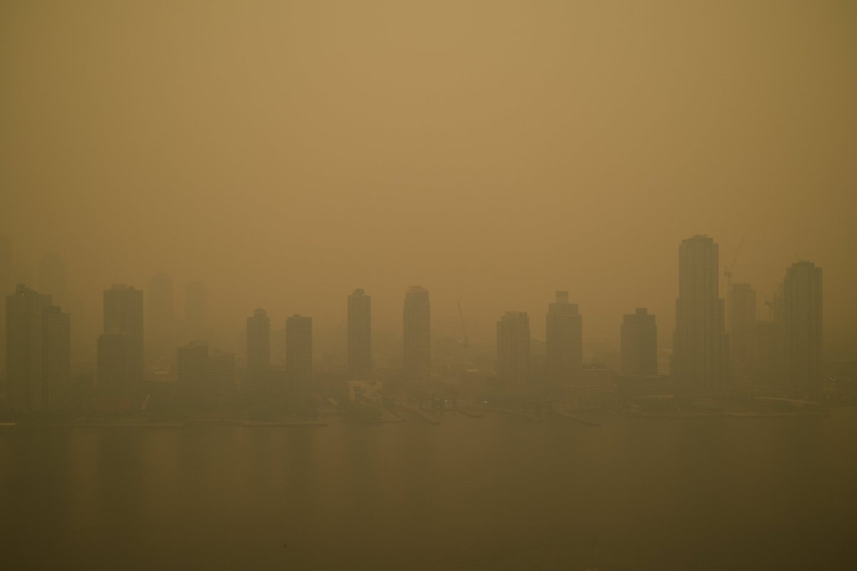 The view from @UNOCHA offices in midtown Manhattan today, as Canadian wildfires cover US skies in smoke. Another example of how the climate crisis is worsening the frequency, intensity and impacts of extreme weather events. No one - and no country - is immune. #AirQualityAlert