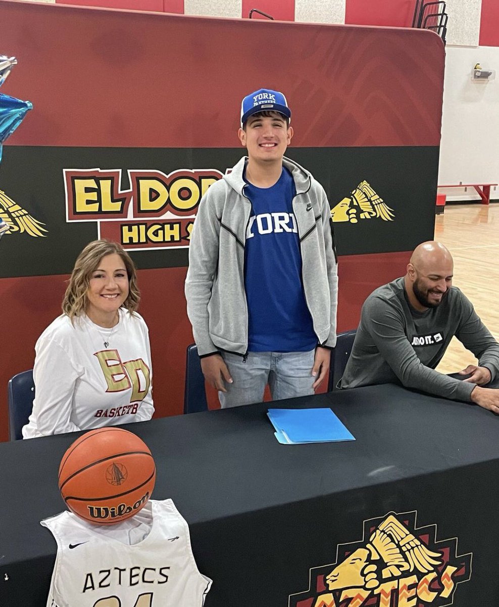 Congratulations to our #BorderlandSportsAthlete @Arturo24Sanchez on signing his NLI on Friday to play for @YUPanthersMBB in the fall!!! ✍🏼 
Super proud of you Arturo!!! Well deserved my man 🤝👀⭐️ 💯 

📸 @ElDoHoops 

#BorderlandSports #ForTheKids #WeAreYu