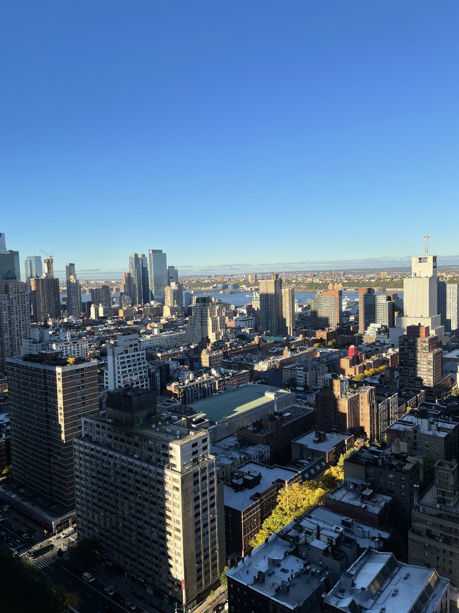 johannacli's tweet photo. what the view normally looks like from my 35th floor midtown manhattan balcony vs what it looks like now that nyc is smothered in wildfire smoke from 400+ miles away https://t.co/77MNioFrhI