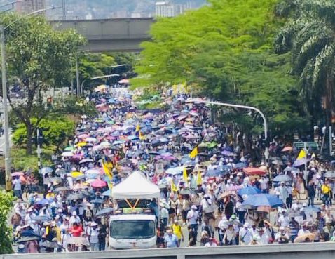 Medellín resiste, se moviliza y profundiza el poder popular para el cambio presidente @petrogustavo .

#ALasCallesPorColombia #ElPaisConfiaEnPetro