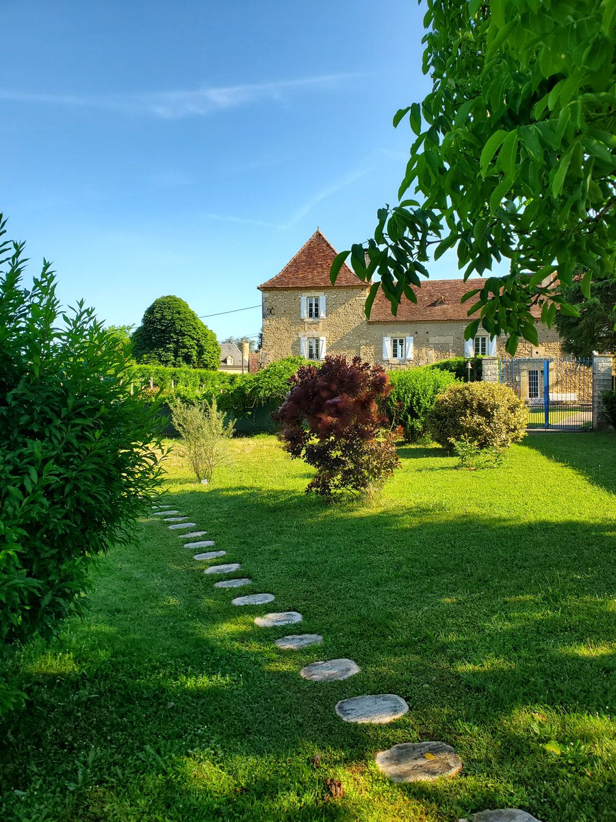 nodrach's tweet photo. Nous avons de belles régions ! #lebugue #perigordnoir #chartreuse https://t.co/ui4g9LRONO