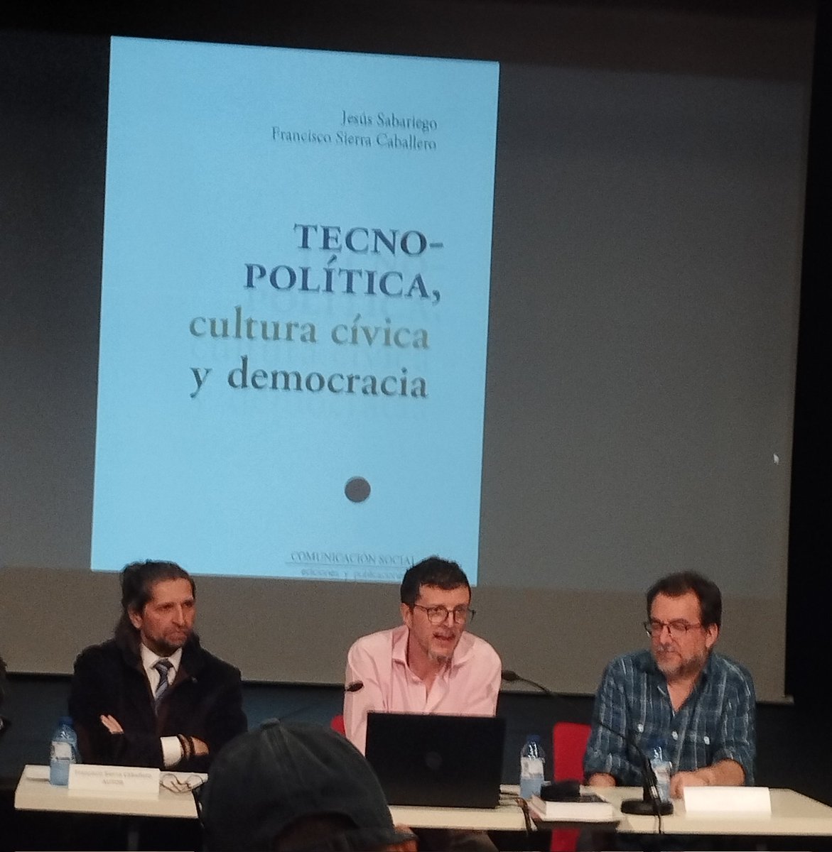 FCom_US's tweet image. LIBROS I Luis Navarrete, decano de la Fcom, presenta el libro "Tecnopolítica, cultura cívica y democracia" de Jesús Sabariego (@bit_nik) y Francisco Sierra.

 En Cicus @unisevilla

⬇️⬇️⬇️