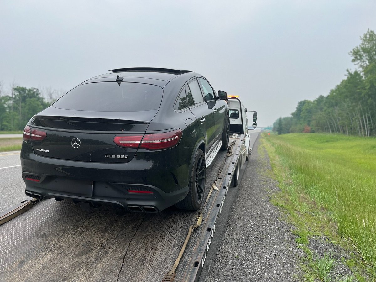 OPP_ER's tweet image. Long Sault #OPPTIME team Officer intercepted this vehicle today on Highway 401, South Dundas. 202 km/hr locked on radar. The driver has been charged with #StuntDriving and unsafe lane change. #AggressiveDriving #SlowDown ^tk