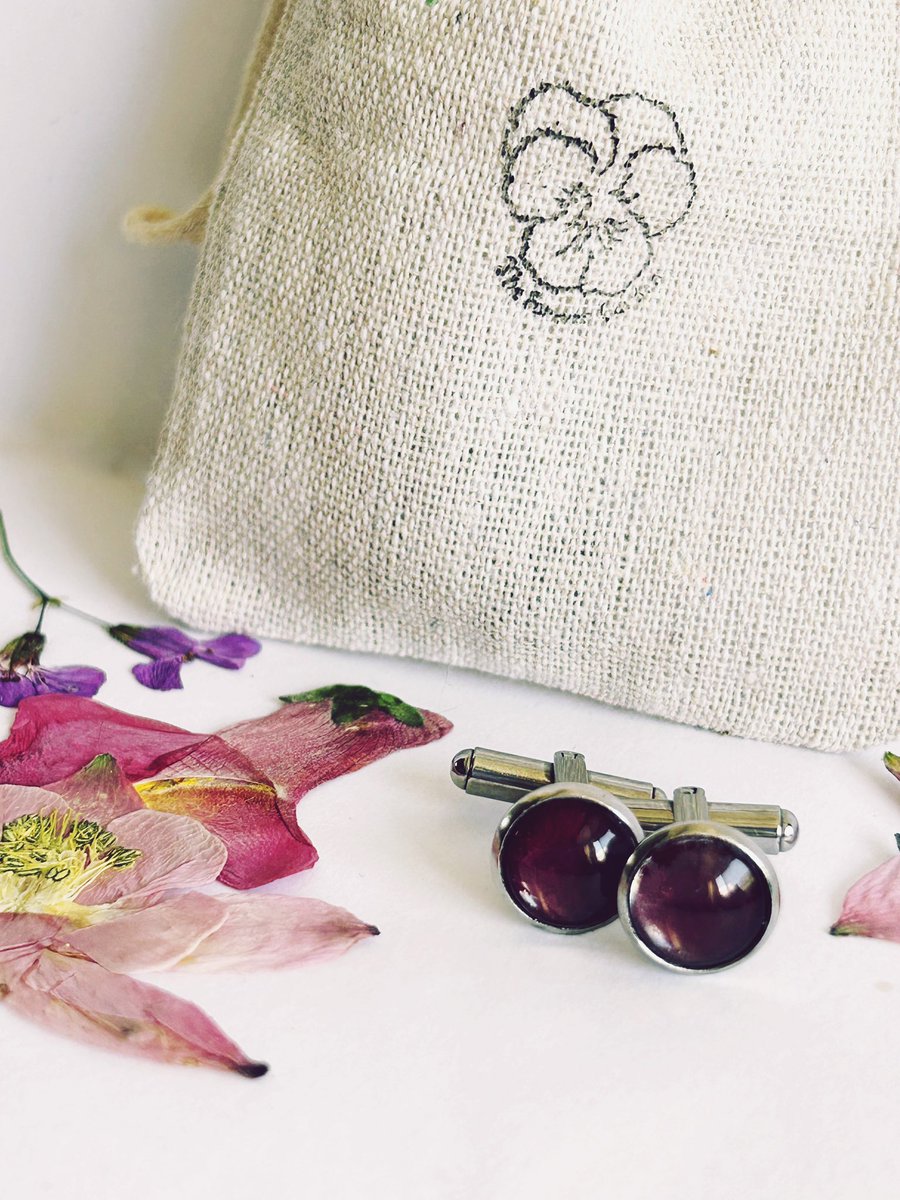 Evening #womaninbizhour feel like ages since I’ve been on Twitter. Main reason is I’m due a baby in a few weeks so not been working as much on my business!
However I have made these two lovely pressed flower cufflinks-something a bit different? Message if interested
#FathersDay