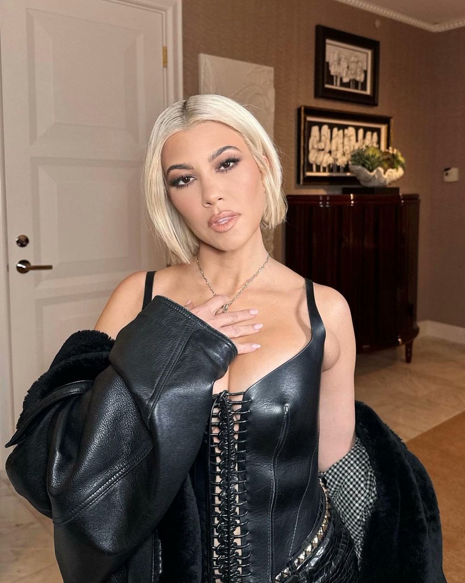 upandadamlive's tweet photo. 💜 Out of these 2 celebrities which would make a better Housewife?

👍 LIKE for Paris + 🔁 RETWEET for Kourtney! Comment and let us know why! 

@hulu @BravoTV @peacock #TheKardashians #Parisinlove #RealHousewives https://t.co/6LT33hQDAA