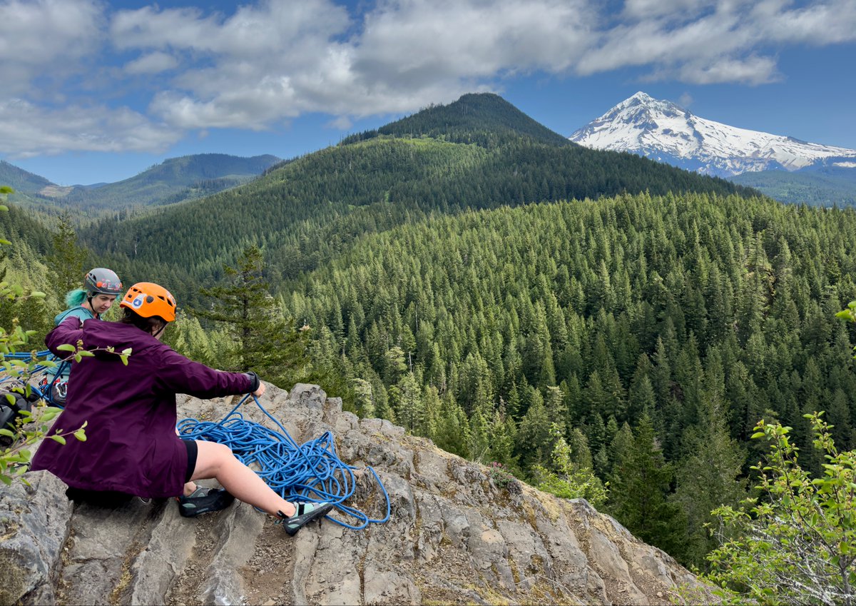 jonhouse_'s tweet image. I’ve gotta do a top-5 favorite viewing spots of Mount Hood sometime. This would certainly be on it.