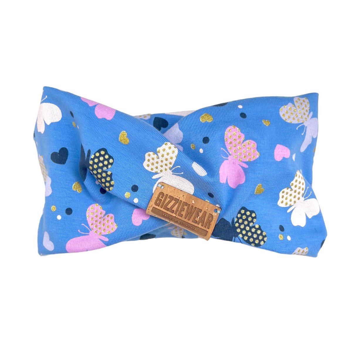 Baby Blue Butterflies scarf is a perfect choice for any #catadventure 😻🐾🧣⛰️
#GizzieWear #CatsOfTwitter #Catshop #Petshop #Adventurecats #Adventurecat #SmallBusiness #Sweden #Swedishpetwear #catsofinstagram