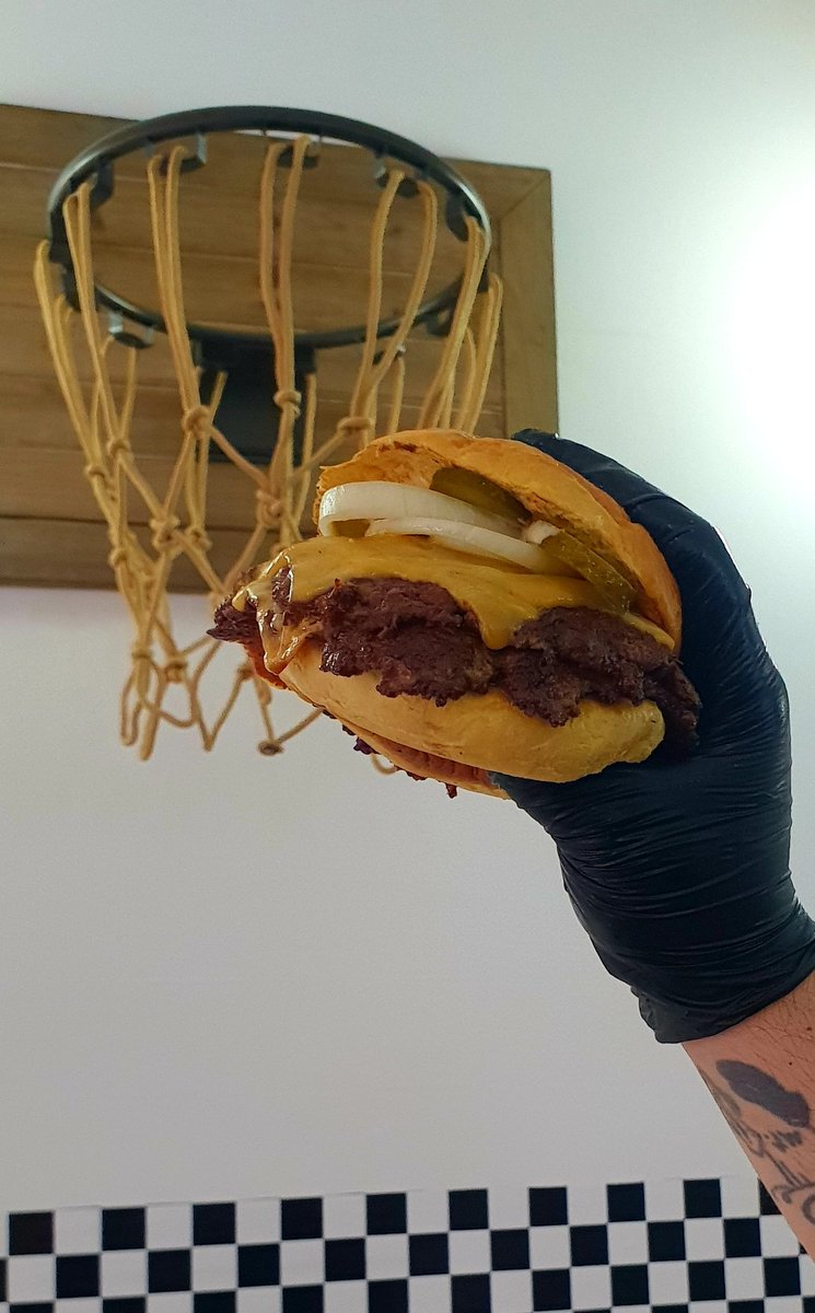 oso150606x's tweet image. Así se encesta la semana!! 🔥🔥
Cheesbuguer+más papás +bebida 10€🚨
Miércoles y jueves  @en @cometerrores 😱🎂