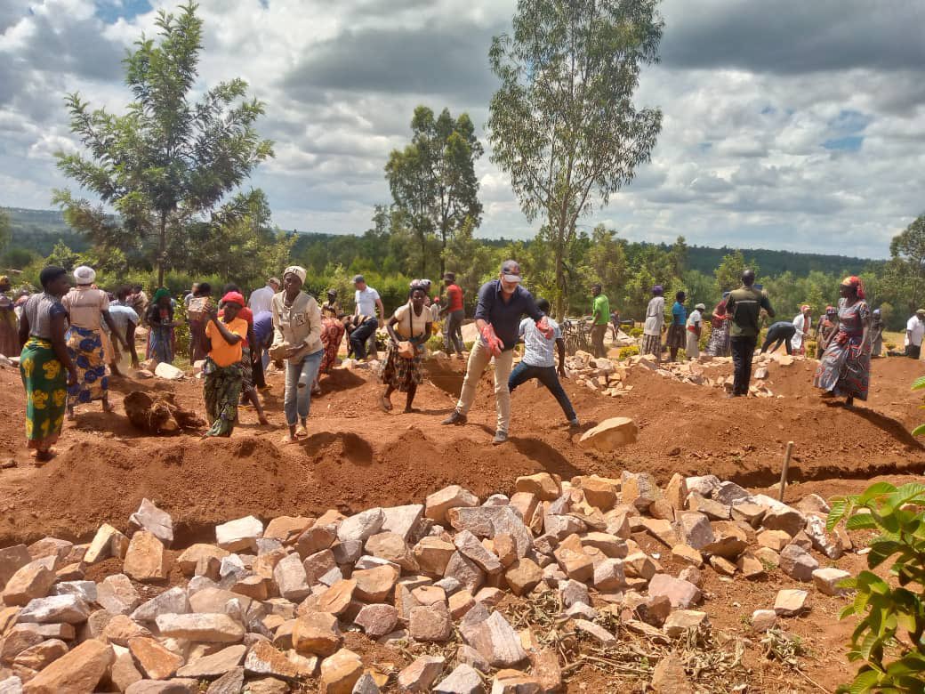 BugeseraDistr's tweet image. Kuri uyu wa gatatu, tariki 07/06/2023,ku bufatanye n&apos;umufatanyabikorwa @aeerwanda na #HelpaChild hakoze umuganda wo kubaka ibyumba by&apos;amashuri 3 n’ibiryo byayo ku ishuri ribanza rya EP Ruyenzi muri Nyamigina mu murenge wa @MarebaBugesera