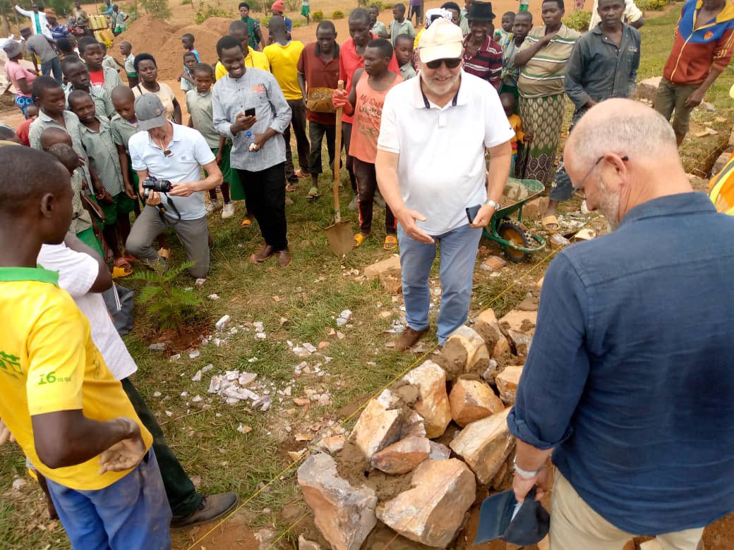 BugeseraDistr's tweet image. Kuri uyu wa gatatu, tariki 07/06/2023,ku bufatanye n&apos;umufatanyabikorwa @aeerwanda na #HelpaChild hakoze umuganda wo kubaka ibyumba by&apos;amashuri 3 n’ibiryo byayo ku ishuri ribanza rya EP Ruyenzi muri Nyamigina mu murenge wa @MarebaBugesera