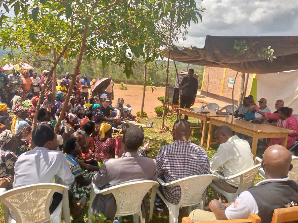 BugeseraDistr's tweet image. Kuri uyu wa gatatu, tariki 07/06/2023,ku bufatanye n&apos;umufatanyabikorwa @aeerwanda na #HelpaChild hakoze umuganda wo kubaka ibyumba by&apos;amashuri 3 n’ibiryo byayo ku ishuri ribanza rya EP Ruyenzi muri Nyamigina mu murenge wa @MarebaBugesera