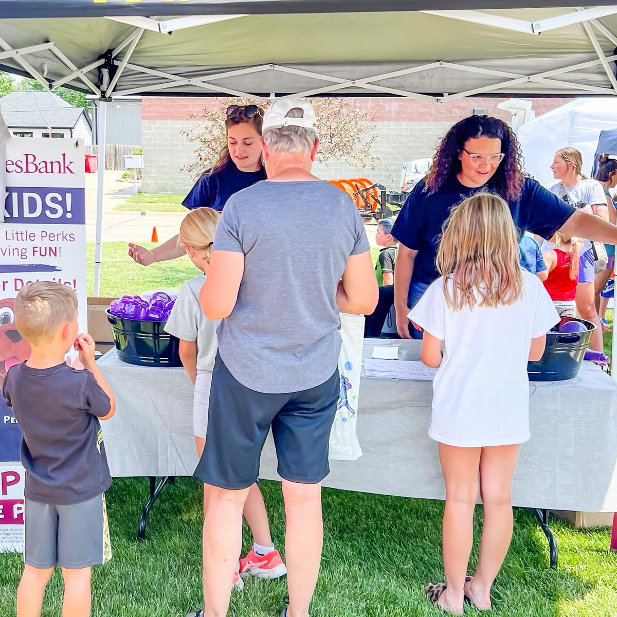 BankWithPeoples's tweet image. The North Sioux City Community Library held their Summer Reading Program Kickoff yesterday. They had face painting, petting zoo, bike rodeo, sno cones, &amp;amp; a BBQ. There was a bike giveaway with some bikes donated by Peoples Bank in North Sioux City!
#WhereValuesMatter | Member FDIC