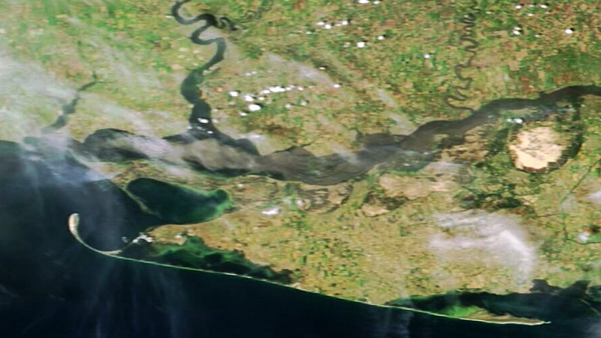 tom_bike's tweet image. Massive flooding in southern Ukraine makes Dnieper River look like the Amazon TODAY. 

Sediment loaded plume muddies whole estuary. Lowlands are totally inundated.

Besides Kherson, left bank tows at Russia´s occupated area have been hit hard too.

#Kakhovka #NASAWorldView