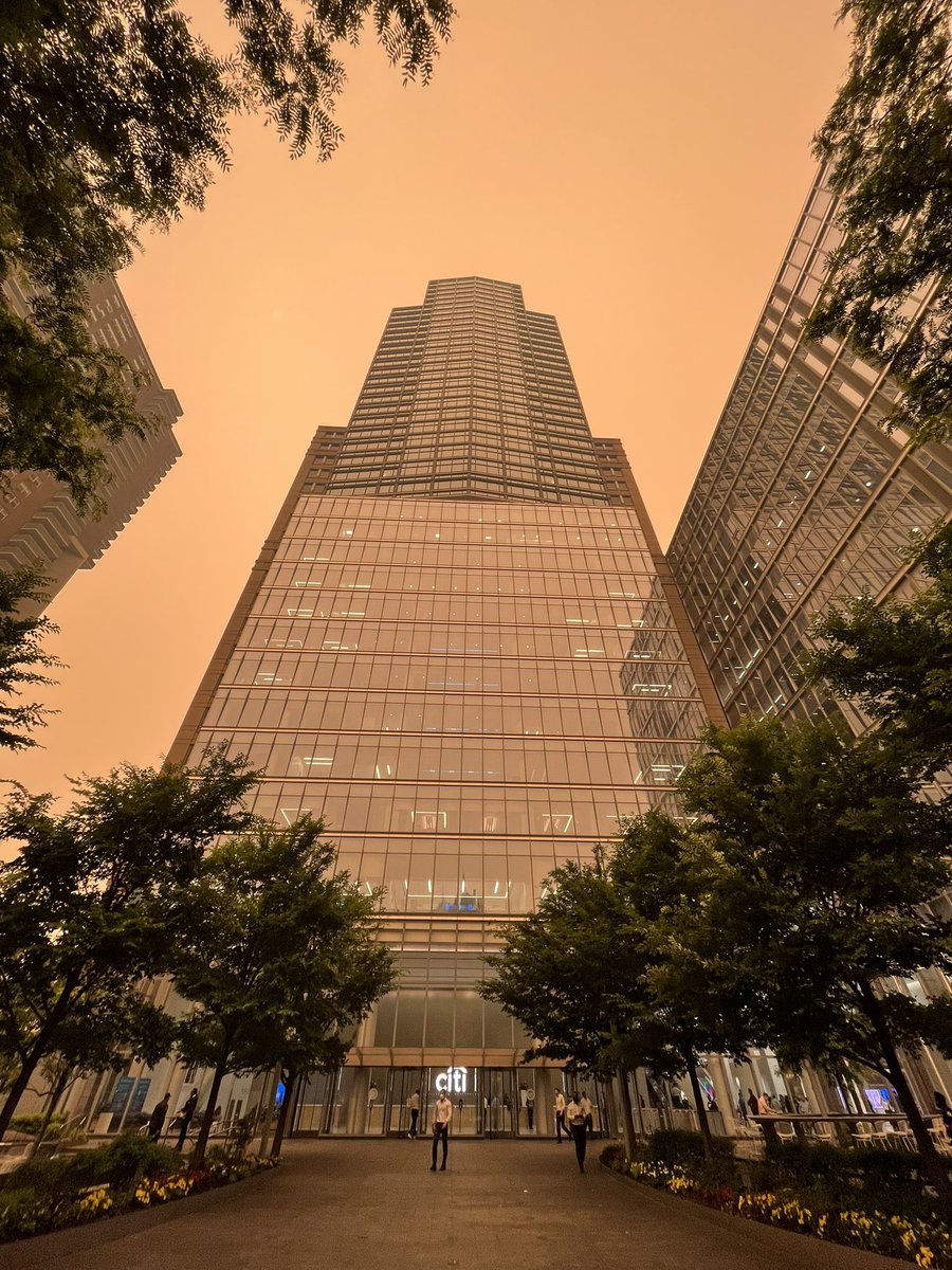 nychange's tweet image. The @Citibank HQ is enshrouded by smoke from burning forests torched by climate change.

In the 7 years since the Paris climate agreement, Citi pumped $333 billion into coal, oil &amp;amp; gas.

The bank should stop financing our destruction. Stop all new fossil fuel expansion NOW.