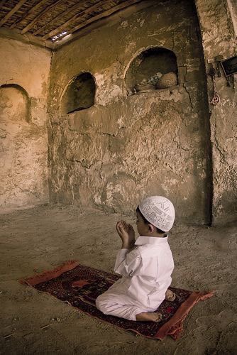 'Ya Rabbi /  Gönlümdeki boşluğu sevdiğin baki şeylerle doldur.
Ben ne koydumsa / çürüdü gitti.'