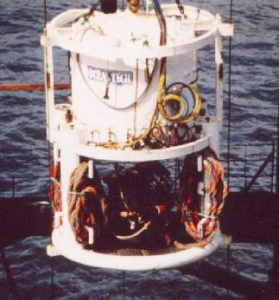 InformaCosmos's tweet photo. El accidente más brutal en la historia del buceo. 

La madrugada del 5 de noviembre de 1983 hizo evidente un principio fundamental de la física. Dejando un saldo trágico, uno de los más terribles en la historia del buceo.

Ese día todo transcurría normalmente en Byford Dolphin, una plataforma marina de exploración petrolera ubicada en el Mar del Norte, entre las costas de Reino Unido y Noruega.

Hacia las 4 de la mañana, dos buzos regresaban a la superficie luego de hacer una inmersión rutinaria, de las cuales se realizaban varias veces al día.

Esas inmersiones las realizaban en una campana de buceo, una recámara rígida que se utiliza para llevar a los buzos a zonas profundas.

Estas campanas soportan grandes presiones a medida que aumenta la profundidad. Al interior el aire se mantiene altamente presurizado. 

Al volver a la superficie, antes de salir de la campana, los buzos primero deben atravesar un pasadizo que los lleva a una cámara de descompresión.

La campana, el pasadizo y la cámara de descompresión deben estar cuidadosamente calibradas y selladas para que el paso de una presión a otra sea lo menos brusco posible.

En el túnel los dos buzos se quitaron el equipamiento y entraron a la cámara de descompresión, donde otros dos buzos descansaban en literas. Dos de ellos eran británicos y dos noruegos.

Todo transcurría sin problema, pero en cuestión de segundos ocurrió la tragedia.

Un operario que estaba por fuera de los dispositivos comenzó a abrir la compuerta que conectaba a la campana con el túnel. El problema fue que mientras lo hacía, en el interior aún estaba abierta la escotilla que conectaba al túnel con la recámara de descompresión.

Error fatal.

Al abrir la compuerta al aire exterior se produjo una caía abrupta de la presión

Al interior de la campana la presión atmosférica era 9 veces mayor que en el exterior.

El resultado fue una descompresión explosiva que mató de inmediato a los cuatro buzos.

Ante la caída de la presión, el aire y los fluidos de sus cuerpos se expandieron bruscamente y sus cuerpos se destrozaron.

El operario que abrió la compuerta fue lanzado con fuerza y más adelante también murió a causa de las heridas.