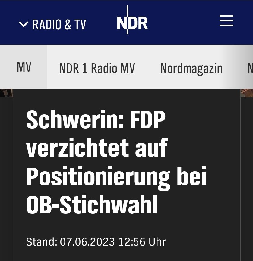 HeidiReichinnek's tweet photo. In Schwerin findet die Stichwahl zum Oberbürgermeister statt - zwischen SPD &amp; AfD. Schlimm genug. Aber weil es ja immer erbärmlicher geht, unterstützt die Schweriner FDP den Kandidaten der SPD nicht. Man unterstütze weder rechts noch links.🤡 Vor Faschos buckeln - läuft bei euch. https://t.co/ms05hZ4co9