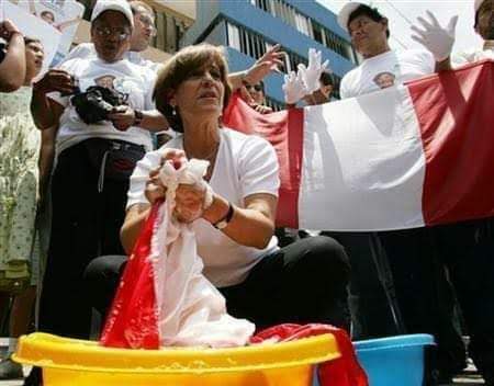 Y que será de aquellos "impolutos" personajes que lavaban la  bandera hace algunos años?
Hay una que pasó luego a lavar activos..